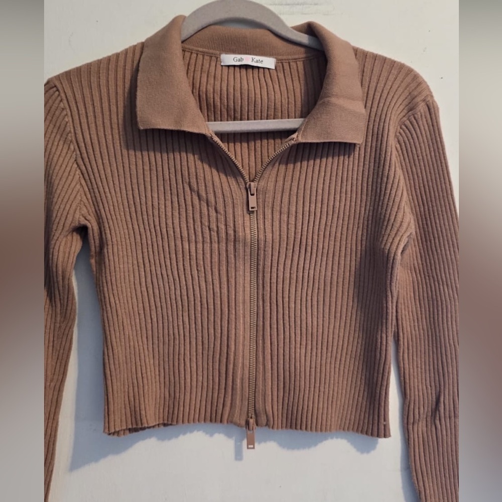 Stylish Ribbed Zip-Up Crop Top - Picture 6 of 14